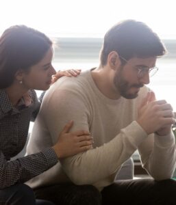 Mann und Frau halten sich in dem Armen.