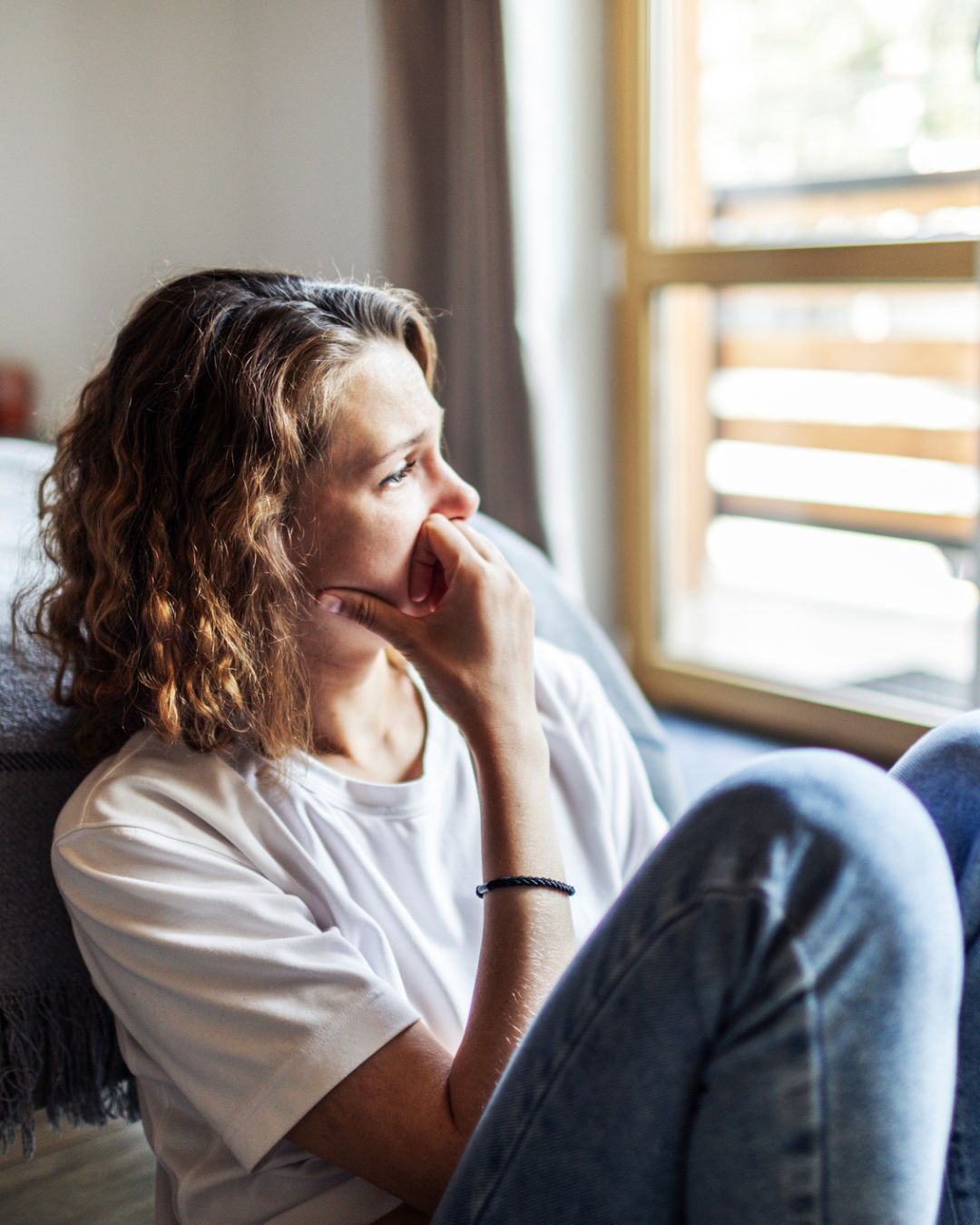 frau ist am bode und sichtlich traurig