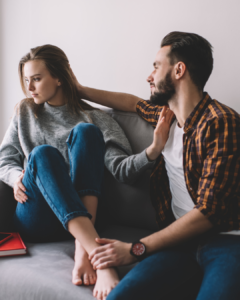 Mini-Machtspiel oder emotionale Manipulation? 7 Anzeichen für verstecktes Gaslighting im Alltag