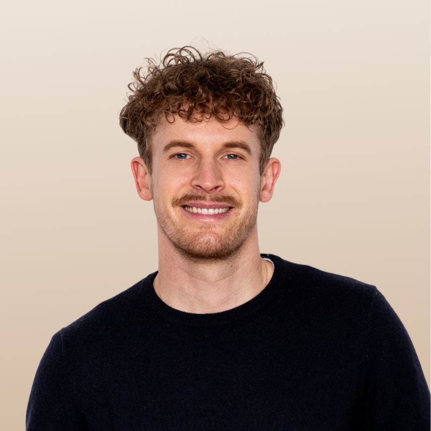 Foto von Lukas Klaschinski, lachend in die Kamera